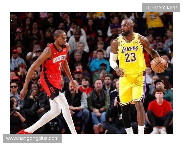 NBA季后赛激战正酣 球迷热议詹姆斯和杜兰特谁能带队夺冠